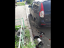 В Магнитогорске на припаркованный автомобиль сбросили стул и мультиварку