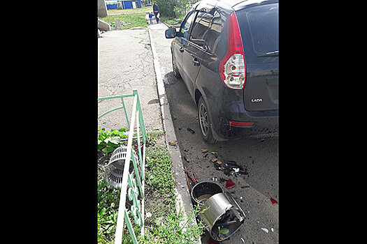 В Магнитогорске на припаркованный автомобиль сбросили стул и мультиварку
