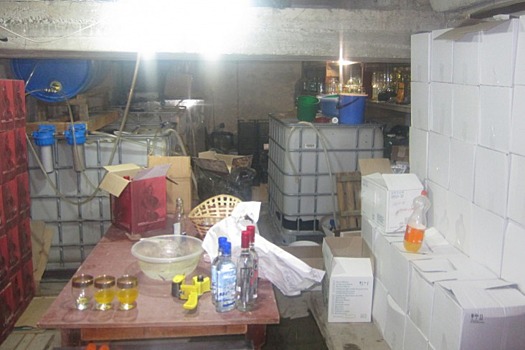 В частном доме в Кабардино-Балкарии обнаружили подпольный цех по производству алкоголя