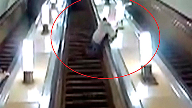 Чуть не потерял голову: нетрезвый пассажир метро покалечился