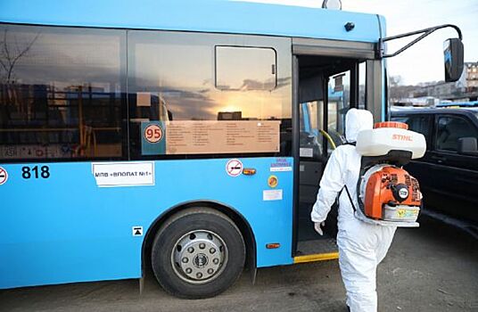 По пол-литра дезраствора. Обработка автобусов во Владивостоке начинается с раннего утра