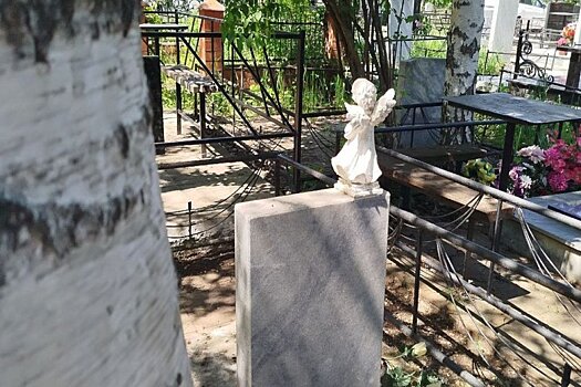 В Нижнем Тагиле простились с двумя девушками, утонувшими вместе с машиной в пруду