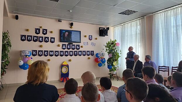 В День космонавтики ветераны ФСБ посетили детей-сирот Есаульской школы-интерната
