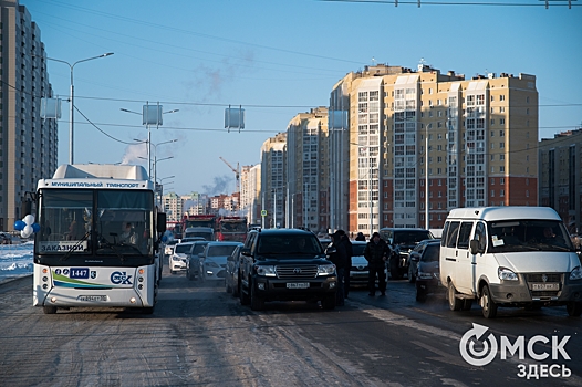 В новом микрорайоне Омска запретили парковаться 