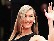 Белла Хадид вышла на публику в «голом» кружевном платье