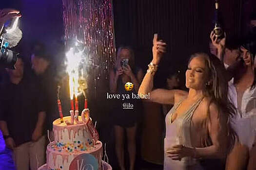 Певица Дженнифер Лопес вышла на публику в облегающем платье с декольте