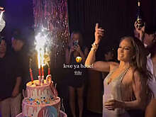 Певица Дженнифер Лопес вышла на публику в облегающем платье с декольте