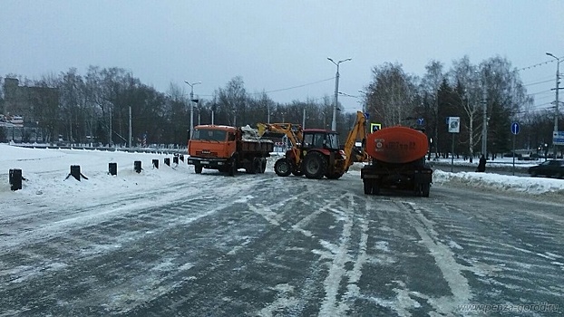 Коммунальщики продолжают убирать снег с пензенских улиц