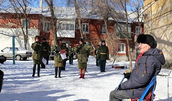 В Каменске-Шахтинском ветерана поздравили со столетием