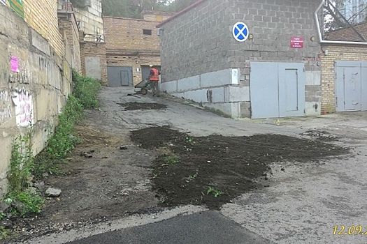 Во Владивостоке ямы на дороге «асфальтируют» землей