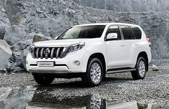 «Даже для цыган это перебор»: Сеть не впечатлил Toyota Land Cruiser Prado в «женском» обвесе