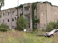 В доме у жителей посёлка Комсомольск текут потолки, растёт плесень, а теперь пропал и свет