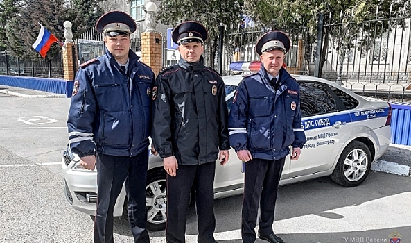 Полицейские помогли вовремя доставить девочку в больницу в Волгограде