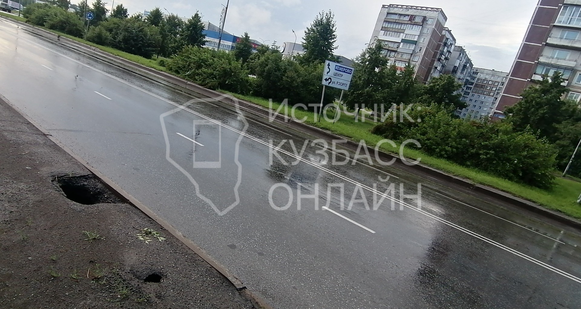 Глубокая дыра образовалась посреди тротуара на проспекте в Новокузнецке
