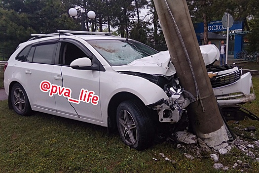 В Анапе иномарка врезалась в столб. Водителя забрала «скорая»