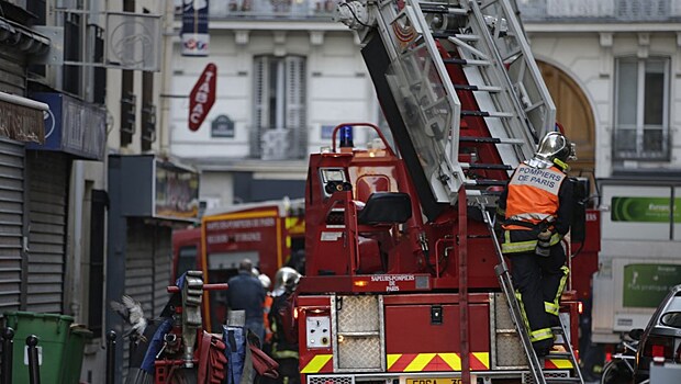 Крупный пожар произошел в пригороде Парижа
