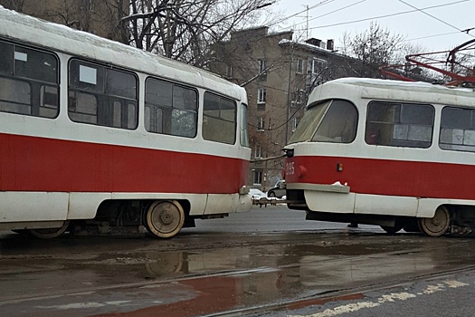 Транспорт не ждите: на пересечении Физкультурной и XXII Партсъезда трамвай сошел с рельс