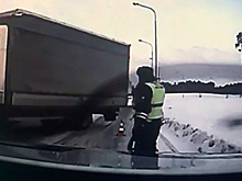 Чудесное спасение полицейского от летящего грузовика на Урале попало на видео