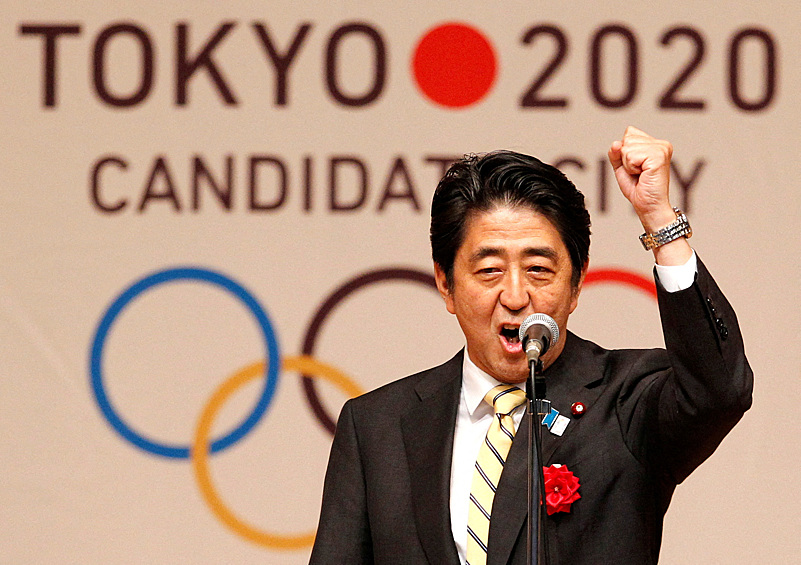 Бывший премьер-министр Японии Синдзо Абэ во время митинга в поддержку Олимпиады в Токио-2020, 2013 год