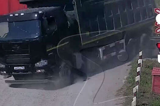 В России поезд снес грузовик на переезде. Видео