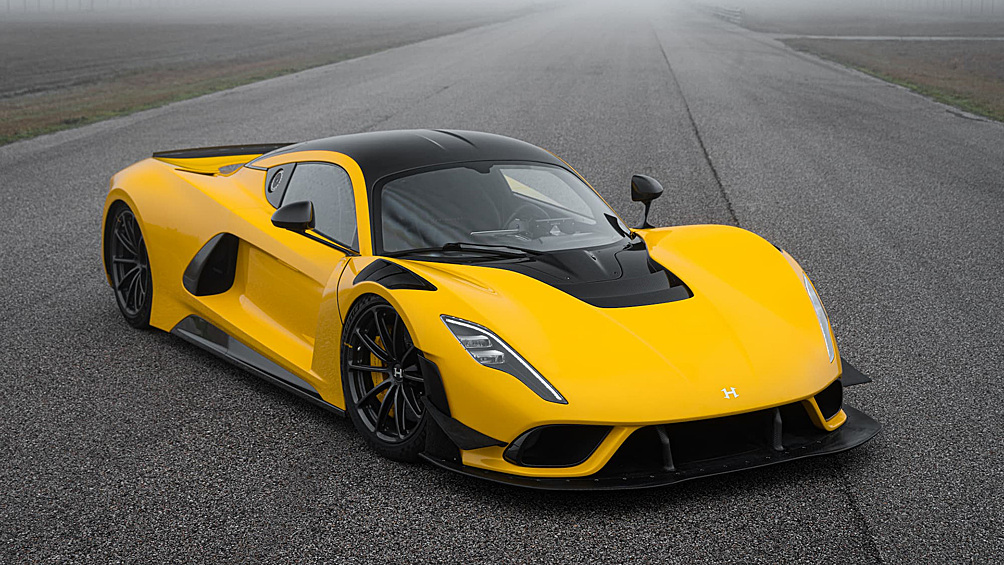 Американская компания Hennessey Performance представила очередную модификацию своего гиперкара Venom F5 — купе в версии Evolution стало самым мощным в мире не-гибридным автомобилем. Новинка получила 6,6-литровый турбомотор V8, выдающий на биотопливе E85 невероятные 2060 л.с. и 1960 Нм!