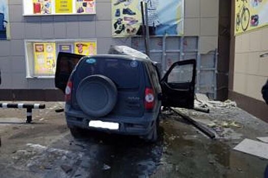 В Югроске Нива Шевроле на скорости врезалась в железное ограждение