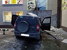 В Югроске Нива Шевроле на скорости врезалась в железное ограждение