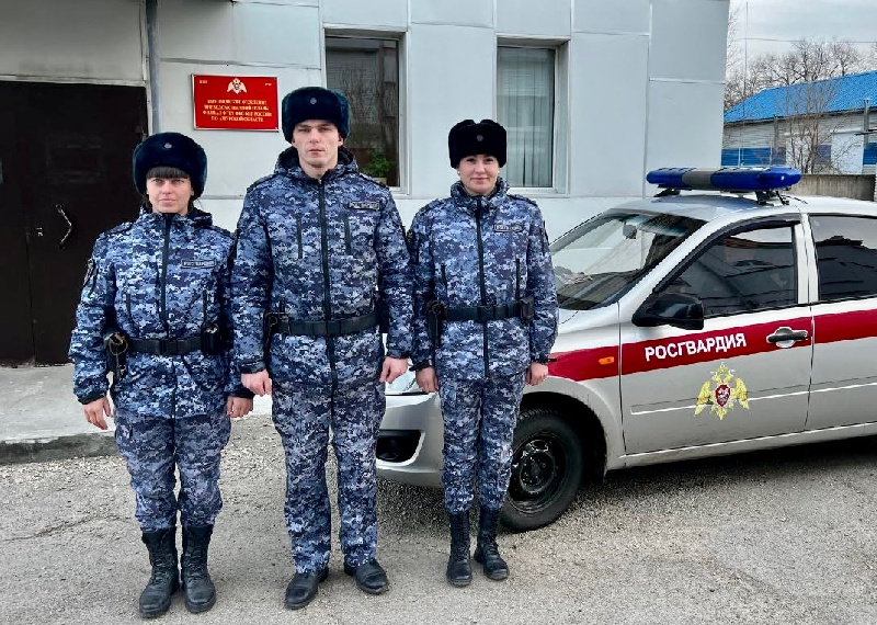В Шимановске сотрудники Росгвардии вынесли троих детей из горящего дома