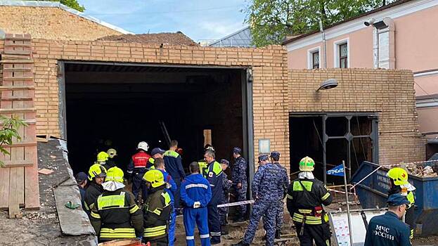 Строитель погиб в центре Москвы из-за обрушившейся на него конструкции