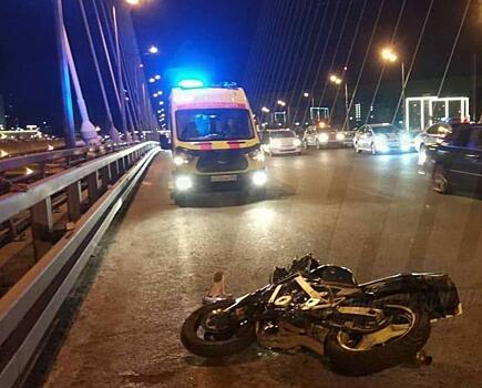 Во Владивостоке пьяный мотоциклист протаранил два авто на Золотом мосту