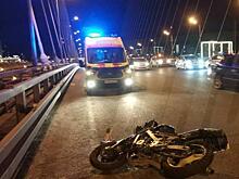 Во Владивостоке пьяный мотоциклист протаранил два авто на Золотом мосту