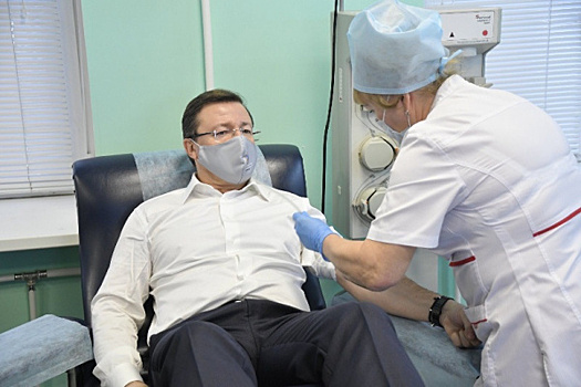 Губернатор Дмитрий Азаров сдал плазму крови с антителами для помощи больным с COVID
