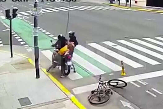 В Аргентине сняли на видео, как россиянка в одиночку поймала грабителя на дороге