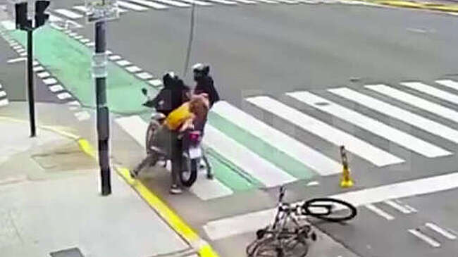 В Аргентине сняли на видео, как россиянка в одиночку поймала грабителя на дороге