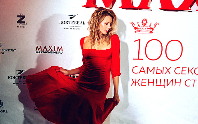 Үлкен сиськи бар юбкадағы порно