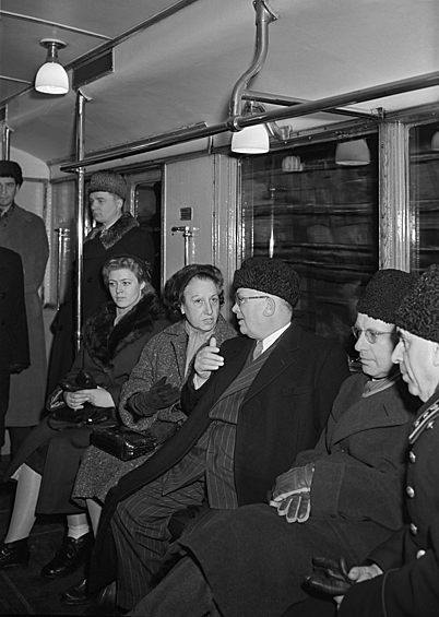 Президент Франции Жюль Ориоль с супругой в вагоне поезда во время посещения Московского метрополитена, 1954 год
