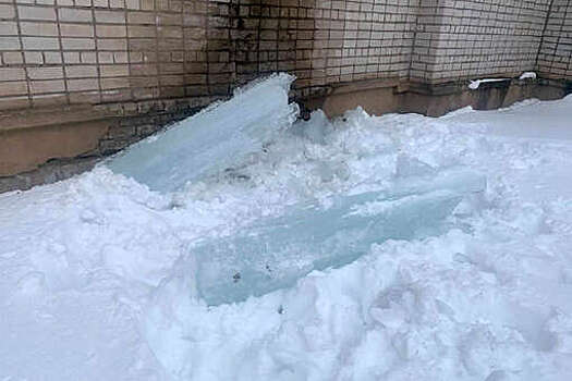 В Кирове на подростка упала глыба льда, его госпитализировали