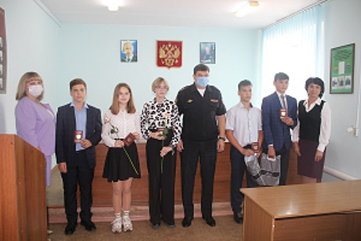 В Самарской области полицейские и общественники вручили паспорта юным жителям региона