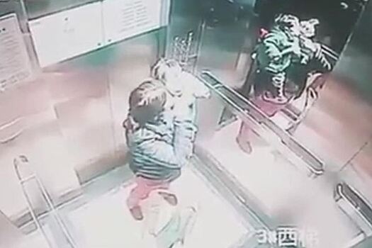В Китае арестовали няню, избившую ребенка в лифте. Видео