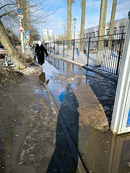 Саратовчанка показала затопленную остановку и тротуар возле школы