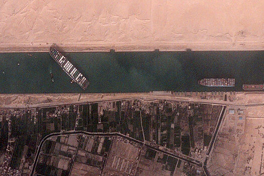 Bloomberg: морские грузоперевозки подорожали из-за блокировки Суэцкого канала