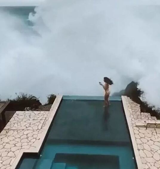 Волна для Инстаграма. Вот пример того, чего не следует делать, когда к вашему бассейну приближается огромная волна.  