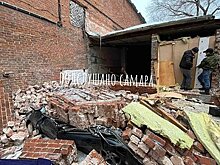В российском городе обвалившаяся стена дома придавила автомобиль