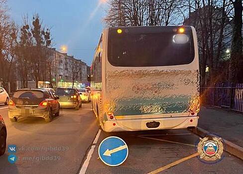 В Калининграде мужчина получил травмы, упав в салоне автобуса
