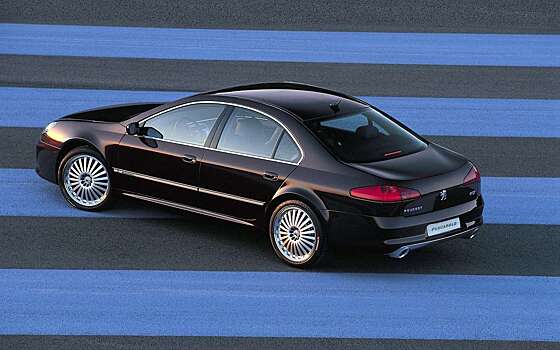 Вопрос с подвохом: где у этой машины кнопка открывания багажника?