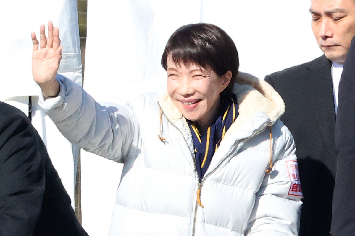 Премьер Японии чуть не сломала руку во время агитации