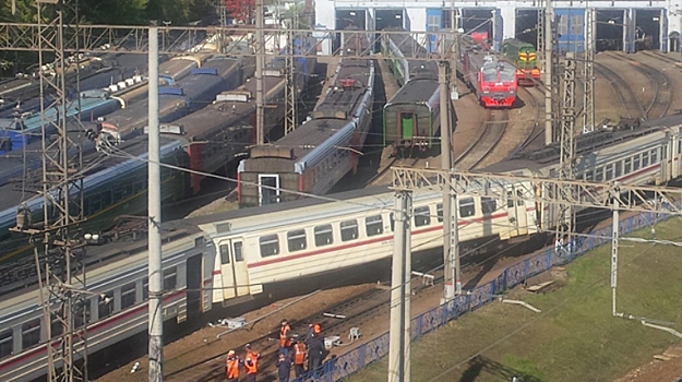 Два вагона поезда сошли с рельсов в центре Москве