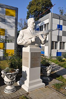 В ВДЦ «Смена» под Анапой установили памятник Михаилу Калашникову