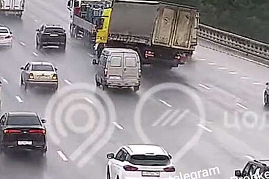 На МКАД мешки с цементом выпали из проезжающей фуры