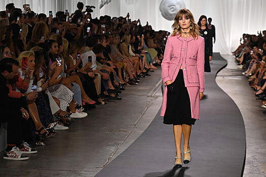 Почему женщины до сих пор мечтают о наряде от Chanel